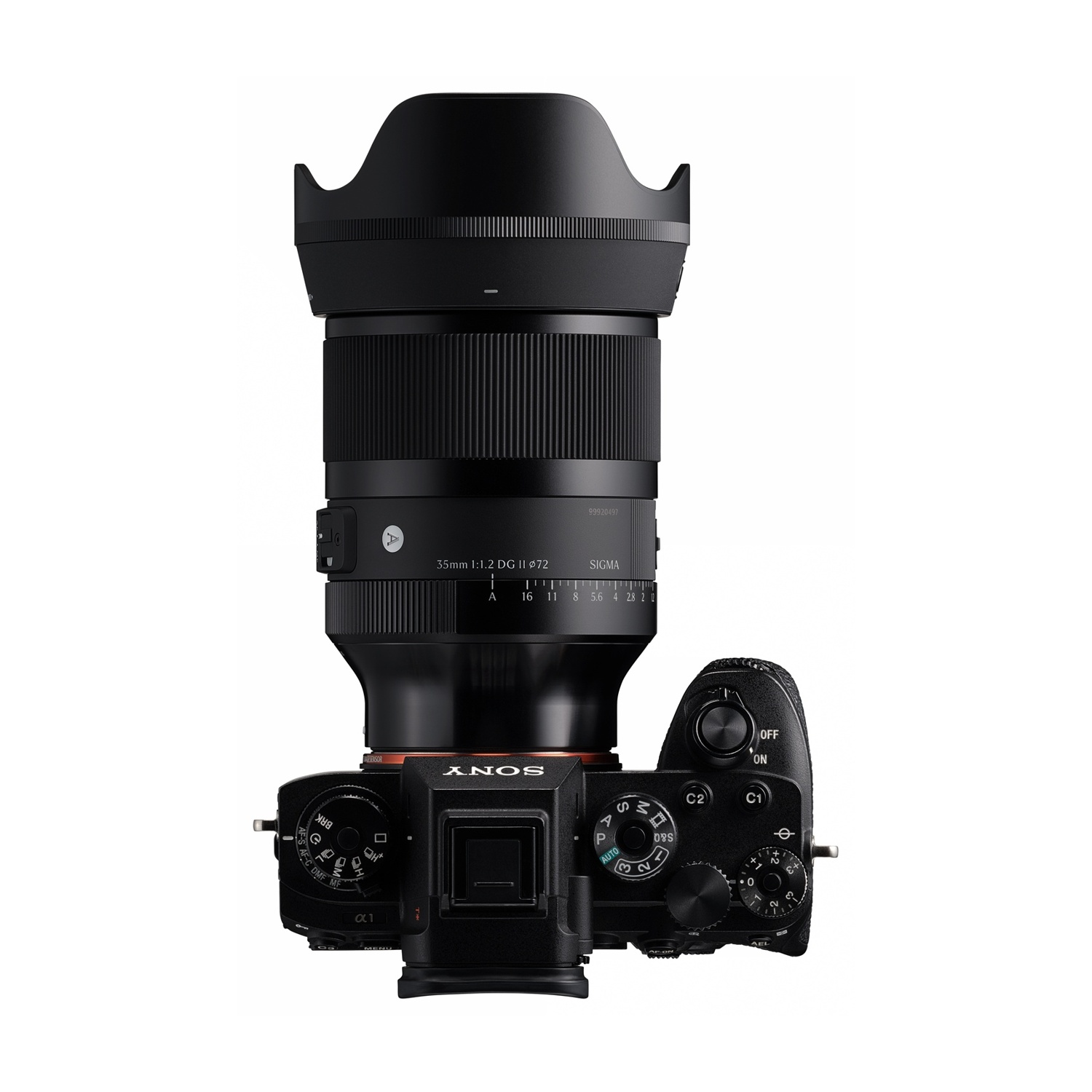 Una fotocamera Sony nera con un obiettivo Sigma 35mm. La fotocamera è su sfondo bianco. L'obiettivo ha impostazioni visibili. I controlli sono chiari.