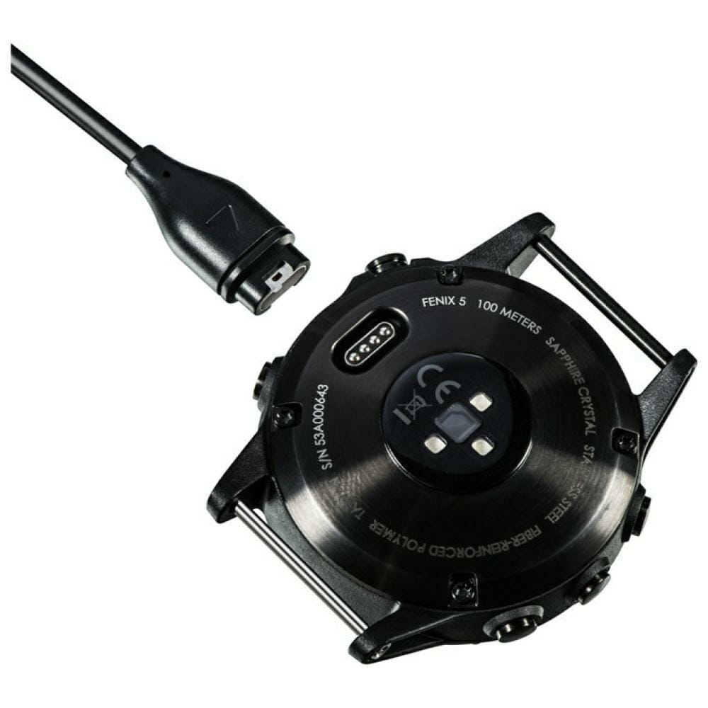 Czarny zegarek Garmin Fenix 5 z kablem do ładowania. Zegarek ma czarną obudowę, a kabel jest podłączony.