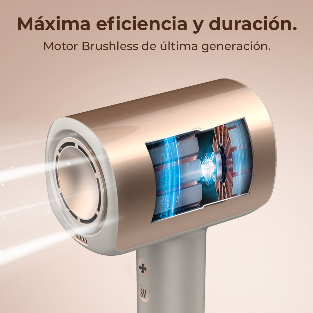 Un secador de pelo moderno, dorado y plateado. En el interior hay componentes eléctricos y un ventilador. El fondo es un degradado marrón y beige.