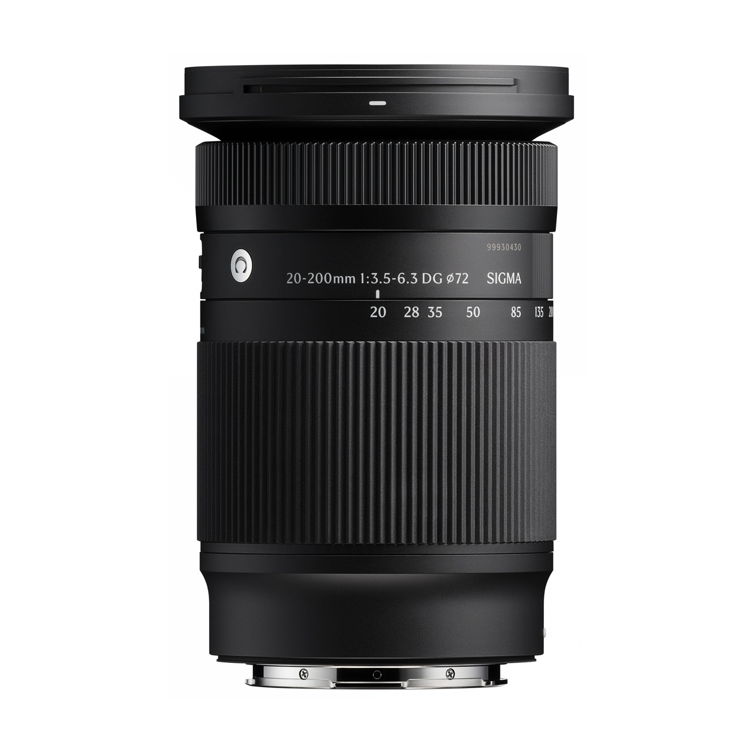 Un obiettivo per fotocamera Sigma 20-200mm nero, con distanze focali indicate. Presenta un corpo scanalato e il tappo dell'obiettivo è inserito.