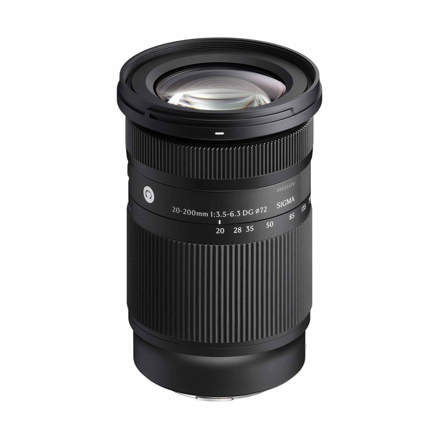 Un obiettivo per fotocamera Sigma 20-200mm nero è mostrato su sfondo bianco. L'obiettivo ha lati a coste e diversi segni.