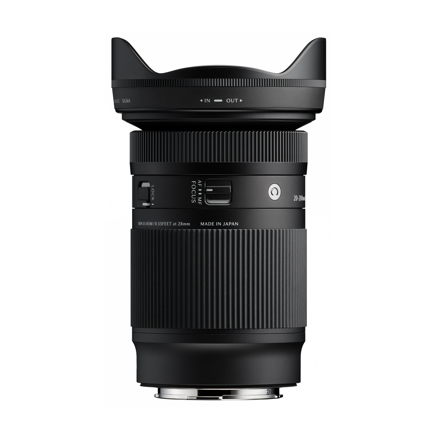 Un obiettivo nero per fotocamera con paraluce. Ha scritte come 'AF MF FOCUS' e 'MADE IN JAPAN'. L'obiettivo è su sfondo bianco.