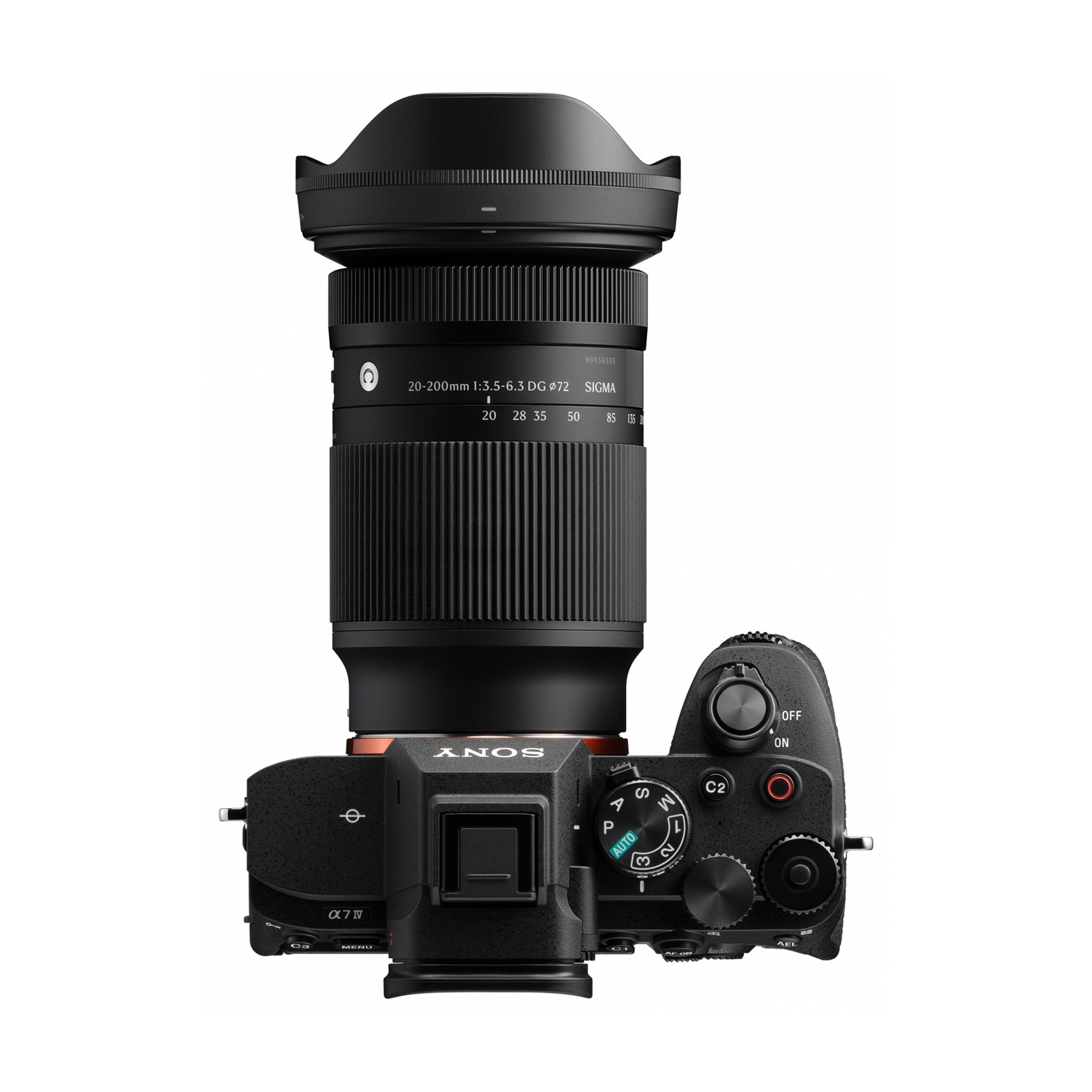 Una fotocamera Sony nera con obiettivo Sigma. L'obiettivo è etichettato 20-200mm. Sono visibili controlli e quadranti.