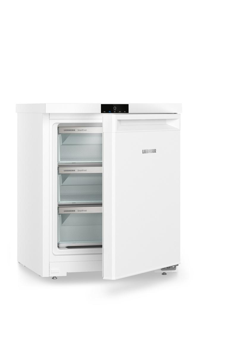 Ein weißer Liebherr-Gefrierschrank mit offener Tür. Im Inneren sind drei Schubladen sichtbar. Der Markenname und SmartFrost sind angegeben.