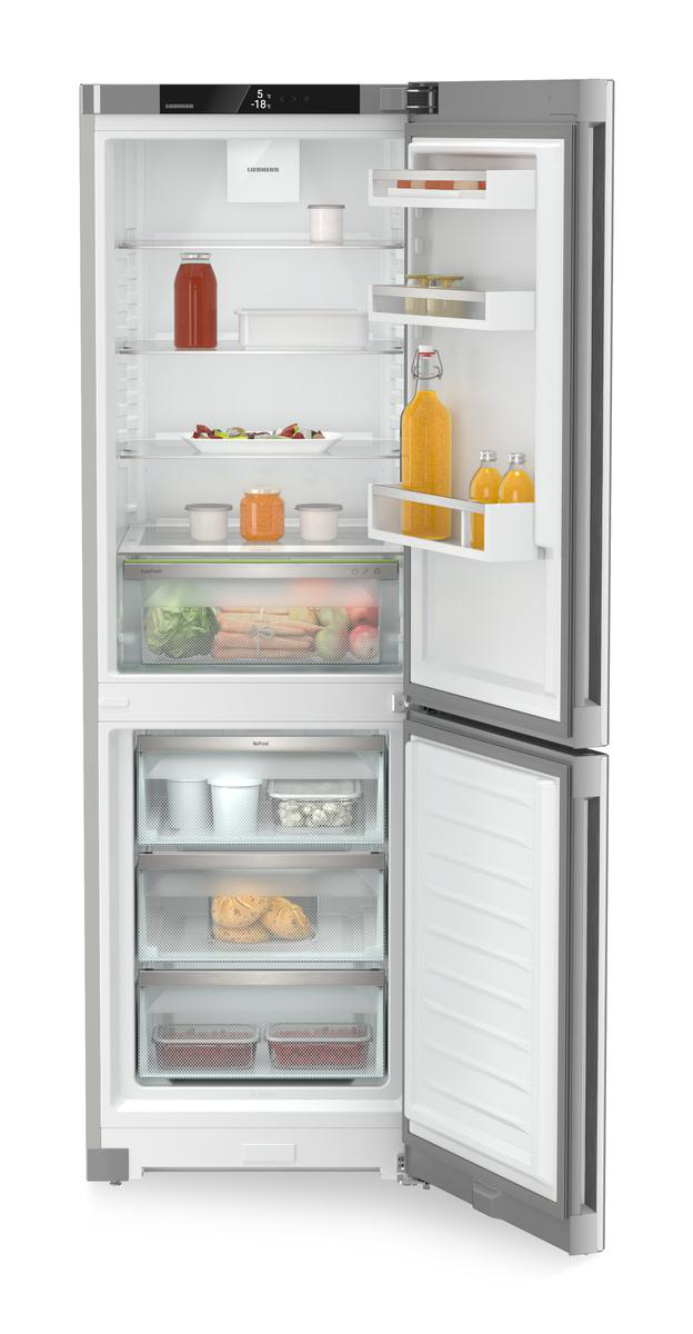 Ein offener Kühlschrank mit Lebensmitteln wie Saftflaschen, Gläsern, Gemüse und Obst. Die Temperaturanzeige zeigt -18 Grad.