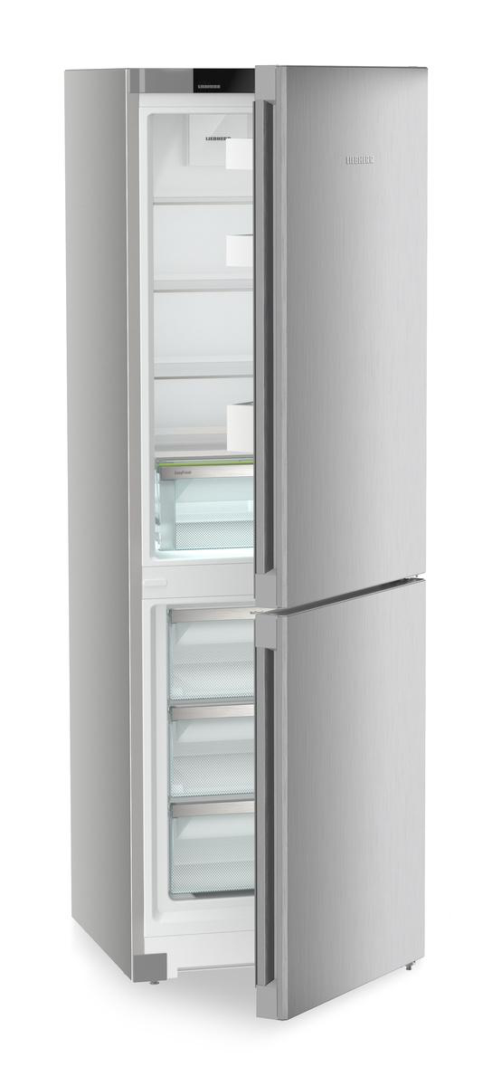 Ein Kühlschrank aus Edelstahl mit geöffneten Türen, der Regale, Schubladen und Innenbeleuchtung zeigt. Der Markenname ist sichtbar.