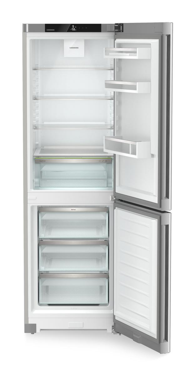 Ein offener Kühlschrank mit leeren Regalen und Schubladen. Die Gefriertür ist offen. Der Markenname 'Liebherr' ist sichtbar.