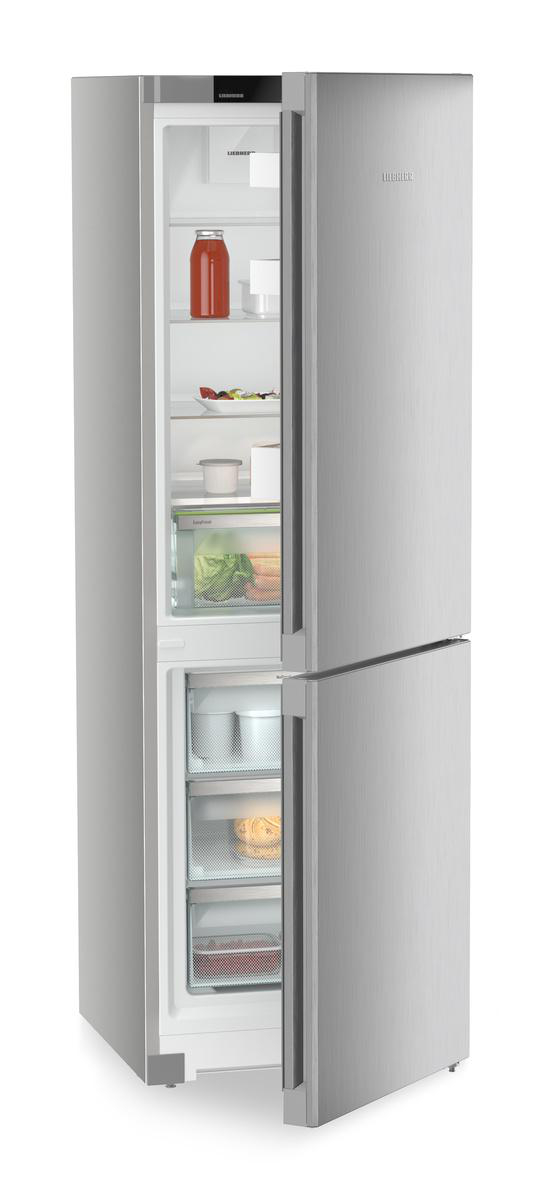 Ein Kühlschrank aus Edelstahl mit geöffneter Tür, die Regale mit Lebensmitteln zeigt. Die Tür ist teilweise geöffnet.