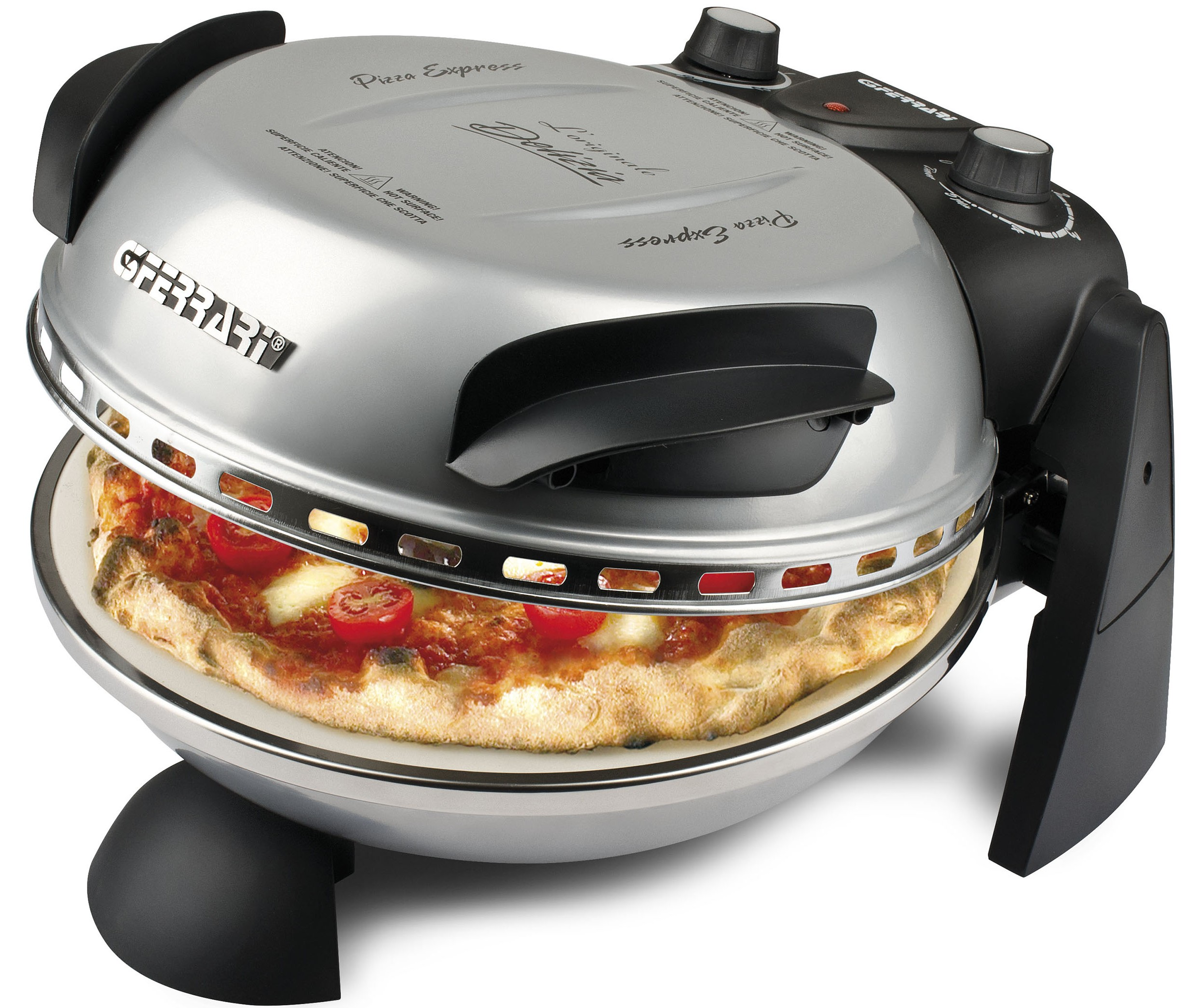 Ein silberner Pizzaofen mit einer Pizza darin. Es hat schwarze Griffe und Knöpfe. Die Pizza hat Tomaten.