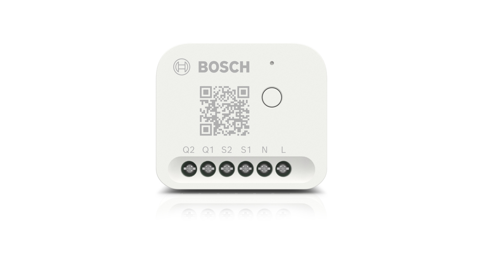 Weißes Bosch Smart Home Gerät. Es hat einen QR-Code, einen Kreis und Anschlüsse mit der Beschriftung Q2, Q1, S2, S1, N, L. Spiegelung sichtbar.
