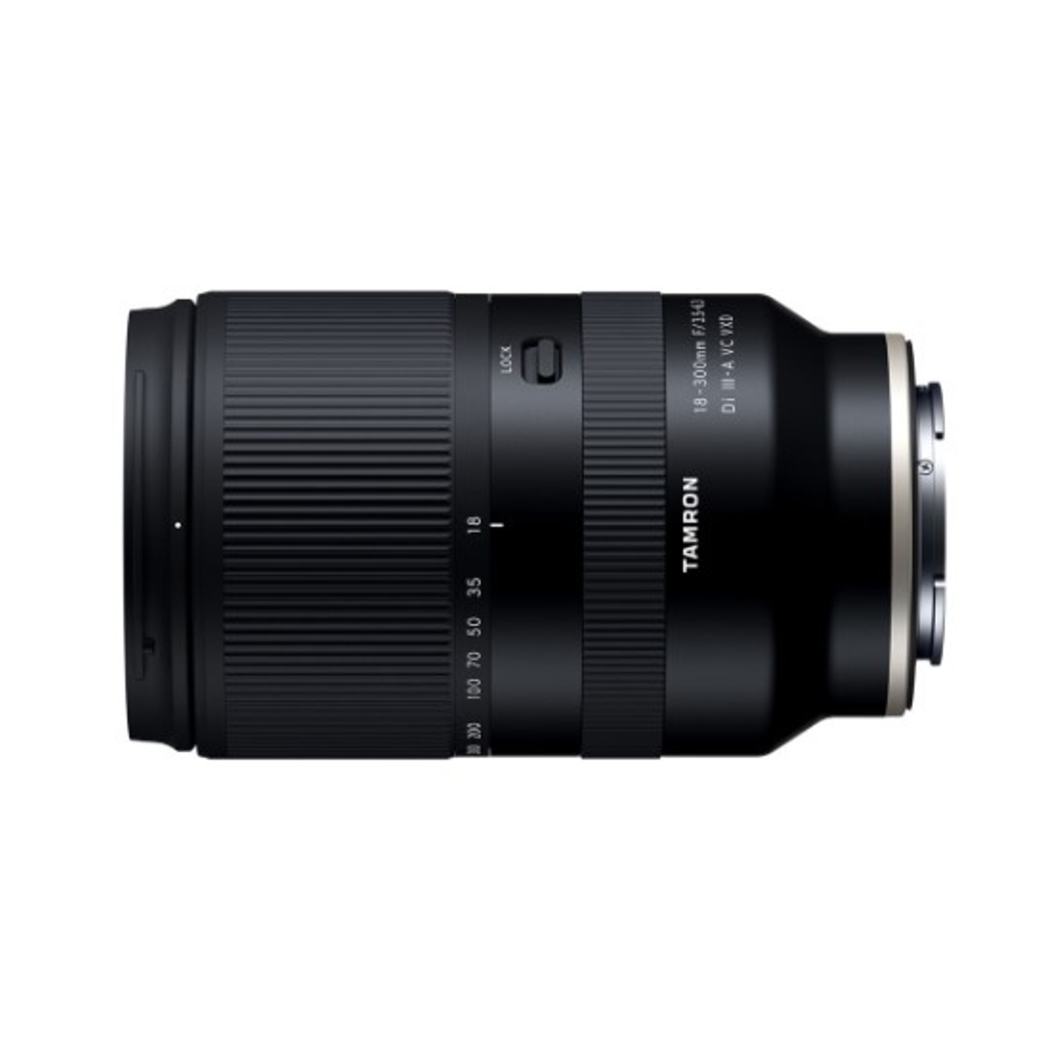 Un obiettivo Tamron 18-300mm F/3.5-6.3 Di III-A VC VXD nero. Ha un interruttore di blocco e segni di lunghezza focale.