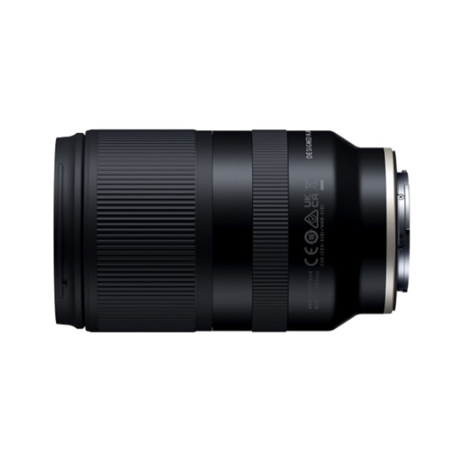Un obiettivo nero per fotocamera isolato su sfondo bianco. Ha sezioni a coste e dettagli argentati, con dettagli di testo visibili.