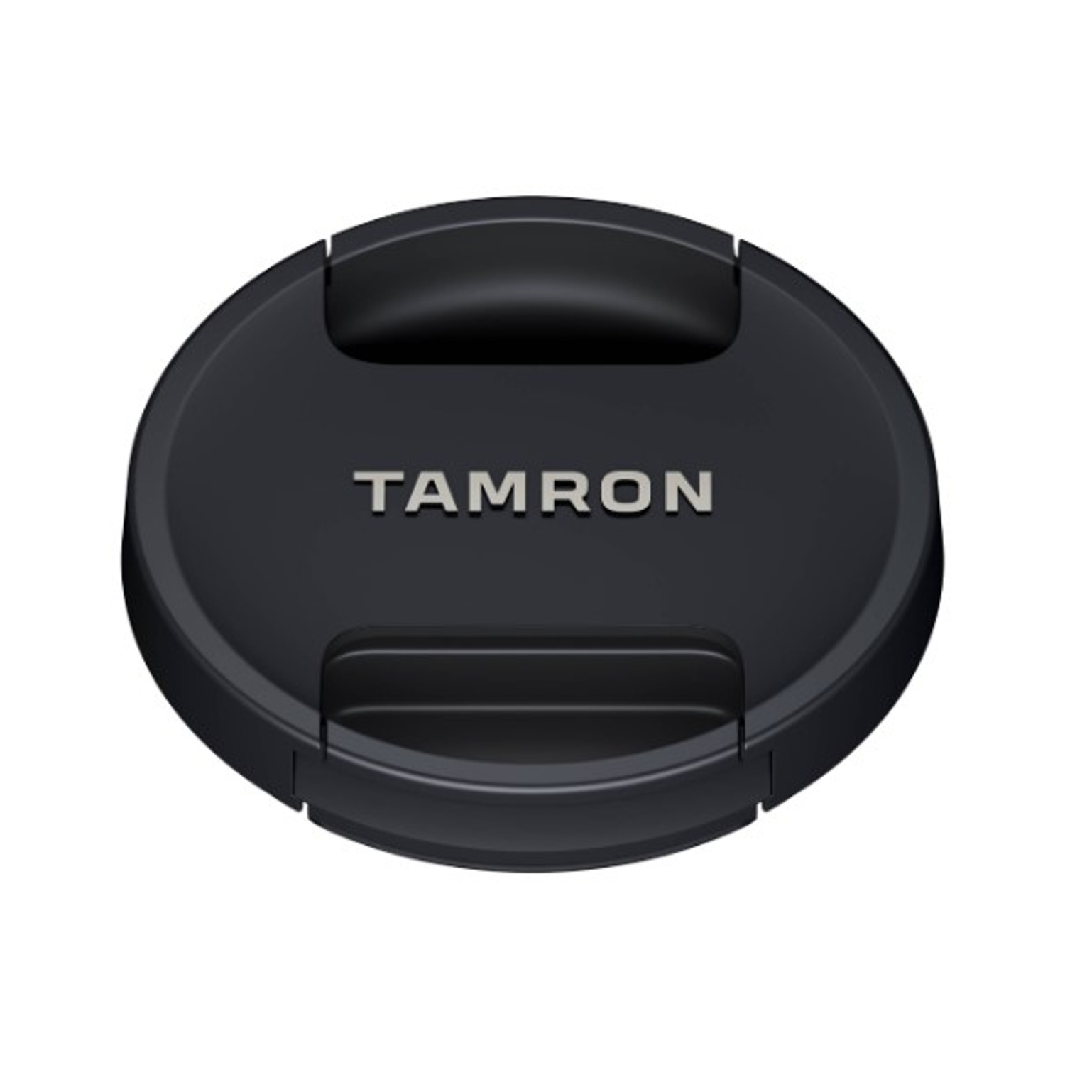 Un tappo per obiettivo Tamron nero. La parola TAMRON è stampata in argento sulla superficie del tappo. Il tappo ha un design curvo.