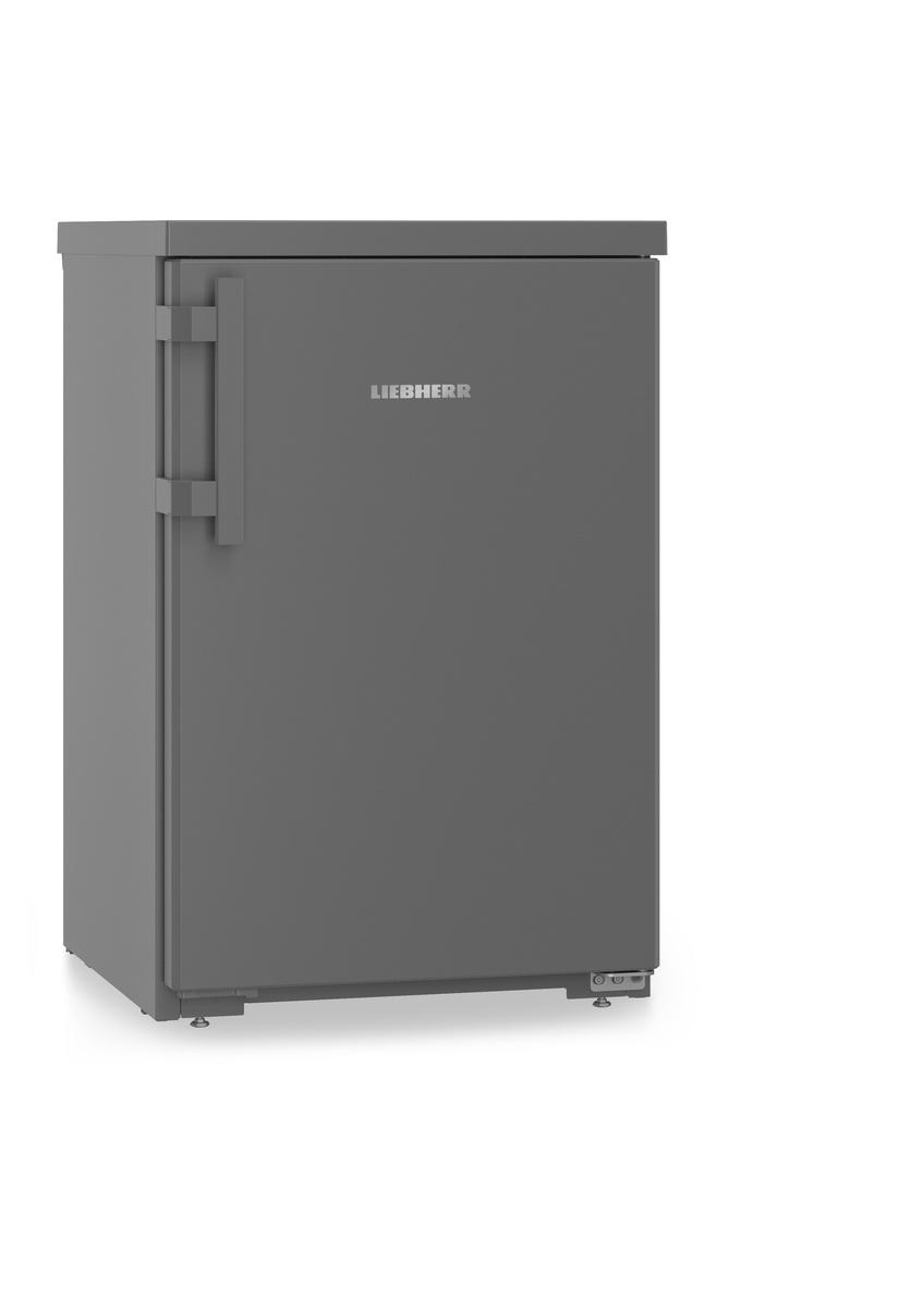 Ein grauer Liebherr-Kühlschrank. Er hat einen Türgriff links und den Markennamen auf der Tür. Der Hintergrund ist weiß.