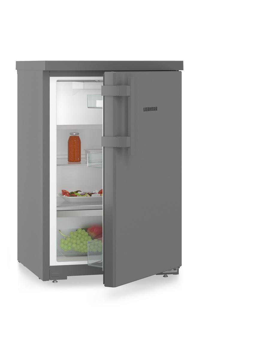 Ein grauer Kühlschrank mit geöffneter Tür, der Regale mit Lebensmitteln zeigt. Die Marke 'Liebherr' ist sichtbar.