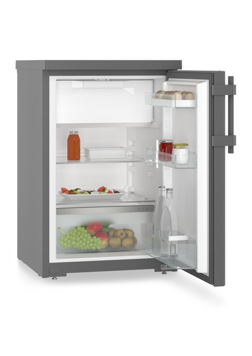 Offener Kühlschrank mit Lebensmitteln. Gläser, Eier, Früchte und Flaschen auf den Regalen sichtbar. Die Tür ist offen.
