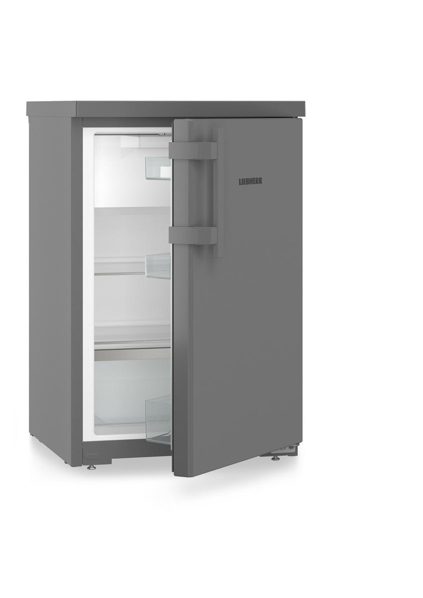 Ein grauer Liebherr-Kühlschrank mit geöffneter Tür, die Innenregale freigibt. Der Hintergrund ist schlicht weiß.
