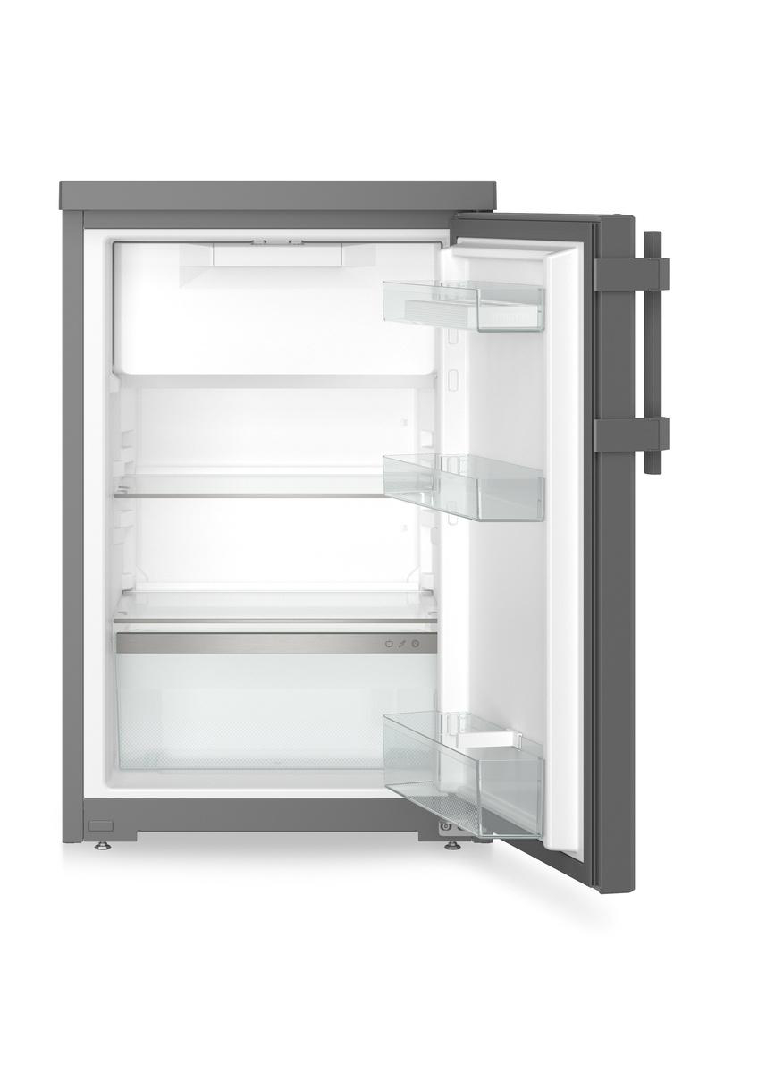 Ein offener grauer Kühlschrank. Die Tür ist geöffnet und gibt Regale und Fächer frei. Er steht vor weißem Hintergrund.