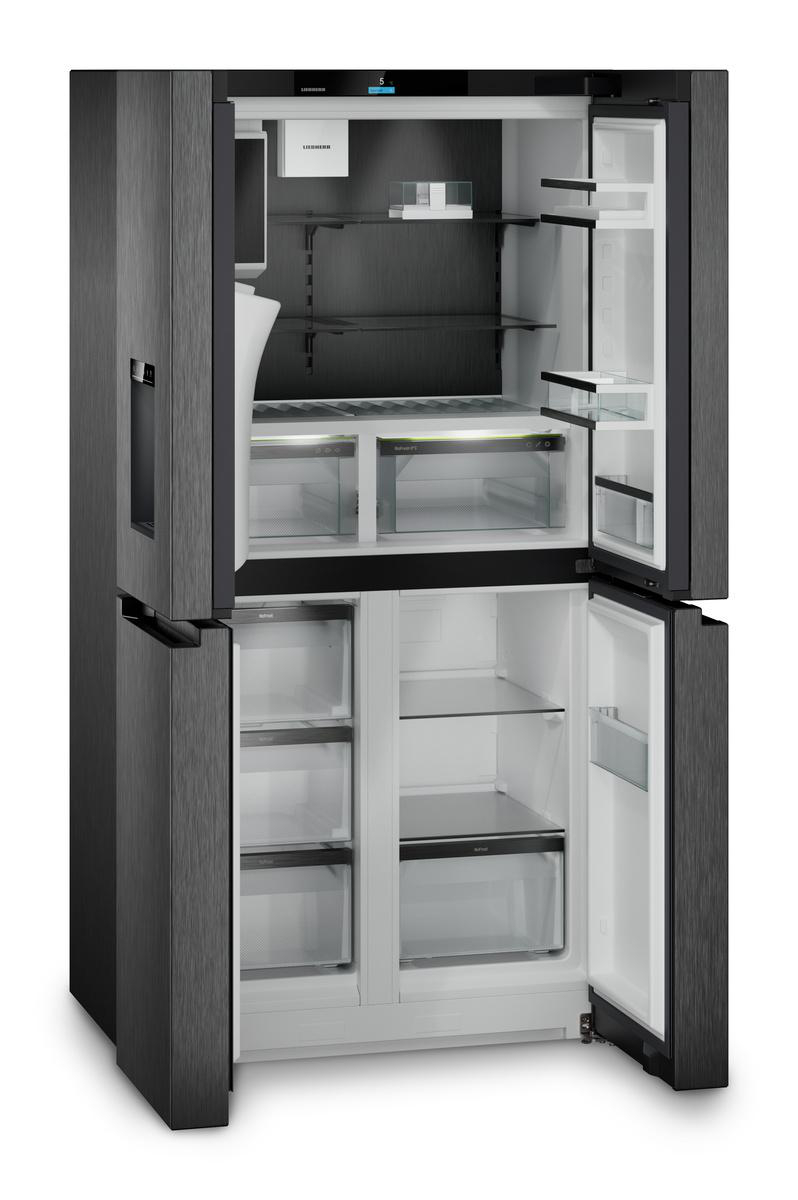 Ein moderner, offener Kühlschrank mit dunkelgrauer Außenseite. Innenraum mit Glasböden, Schubladen und Beleuchtung. Türen sind geöffnet.