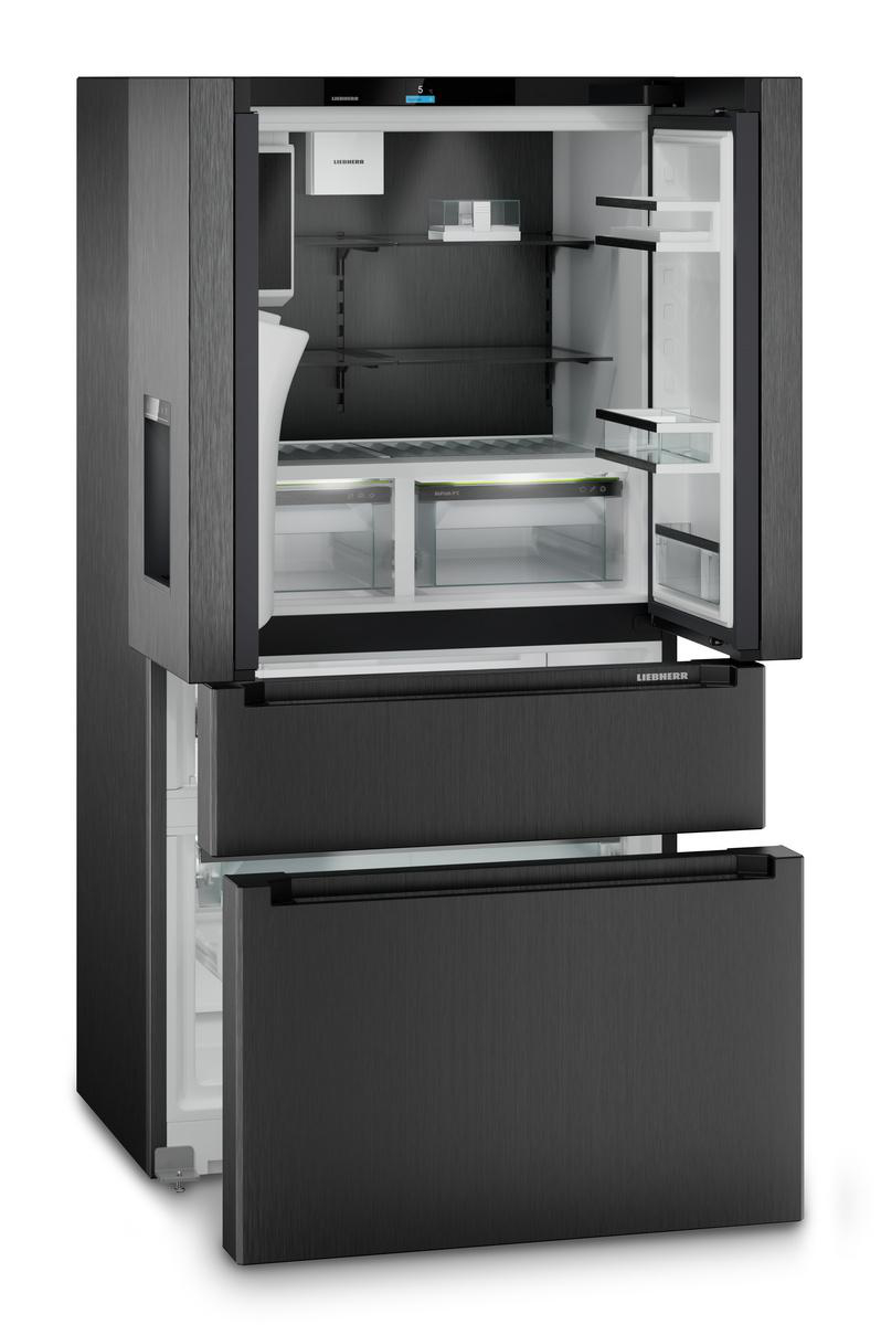 Ein schwarzer Kühlschrank mit geöffneten Türen, der Regale und Schubladen zeigt. Der Markenname 'Liebherr' ist sichtbar.