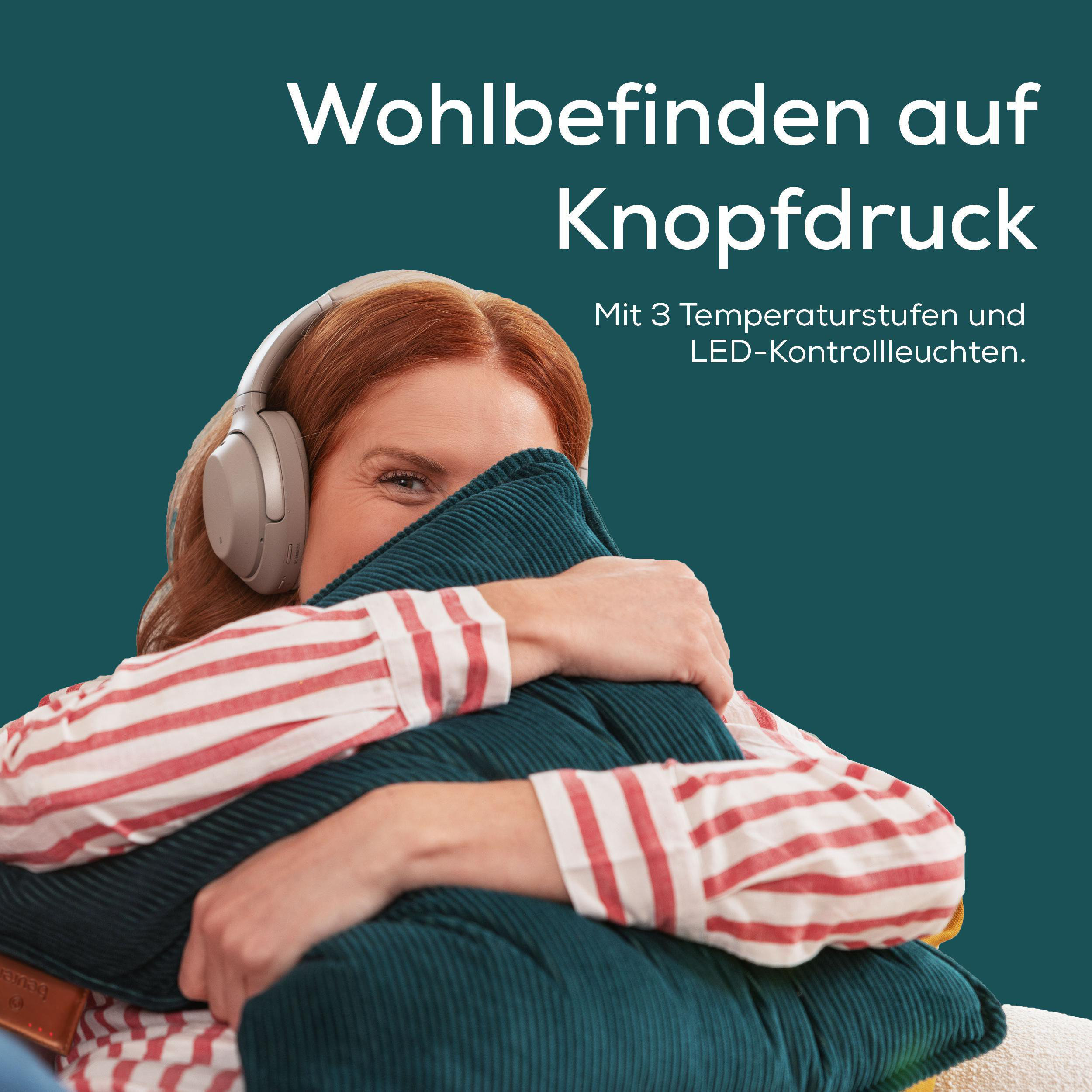 Frau mit Kopfhörern umarmt ein Kissen. Text: 'Wohlbefinden auf Knopfdruck'.