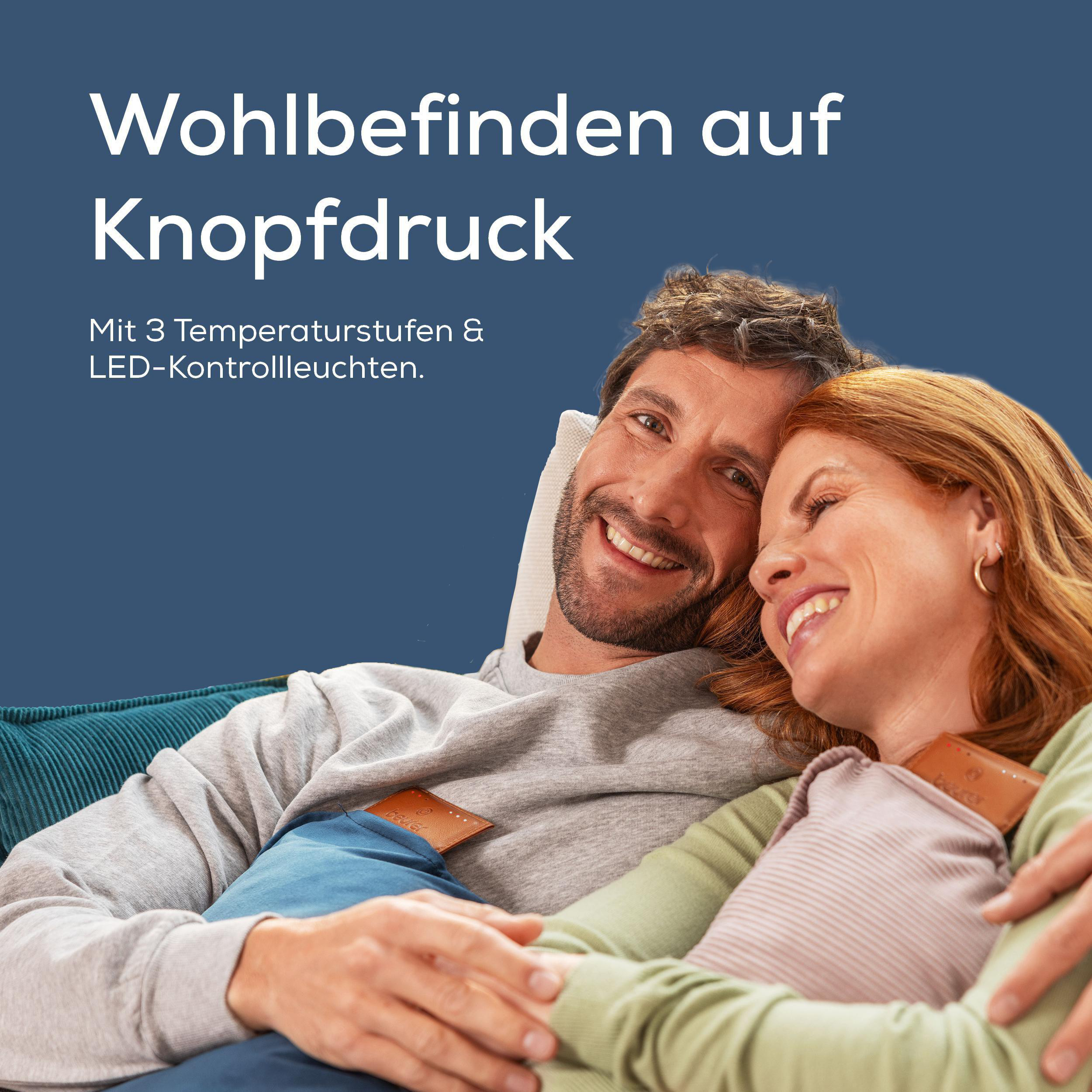 Ein lächelndes Paar umarmt sich auf einem Sofa. Text: Wohlbefinden auf Knopfdruck, mit 3 Temperaturstufen.
