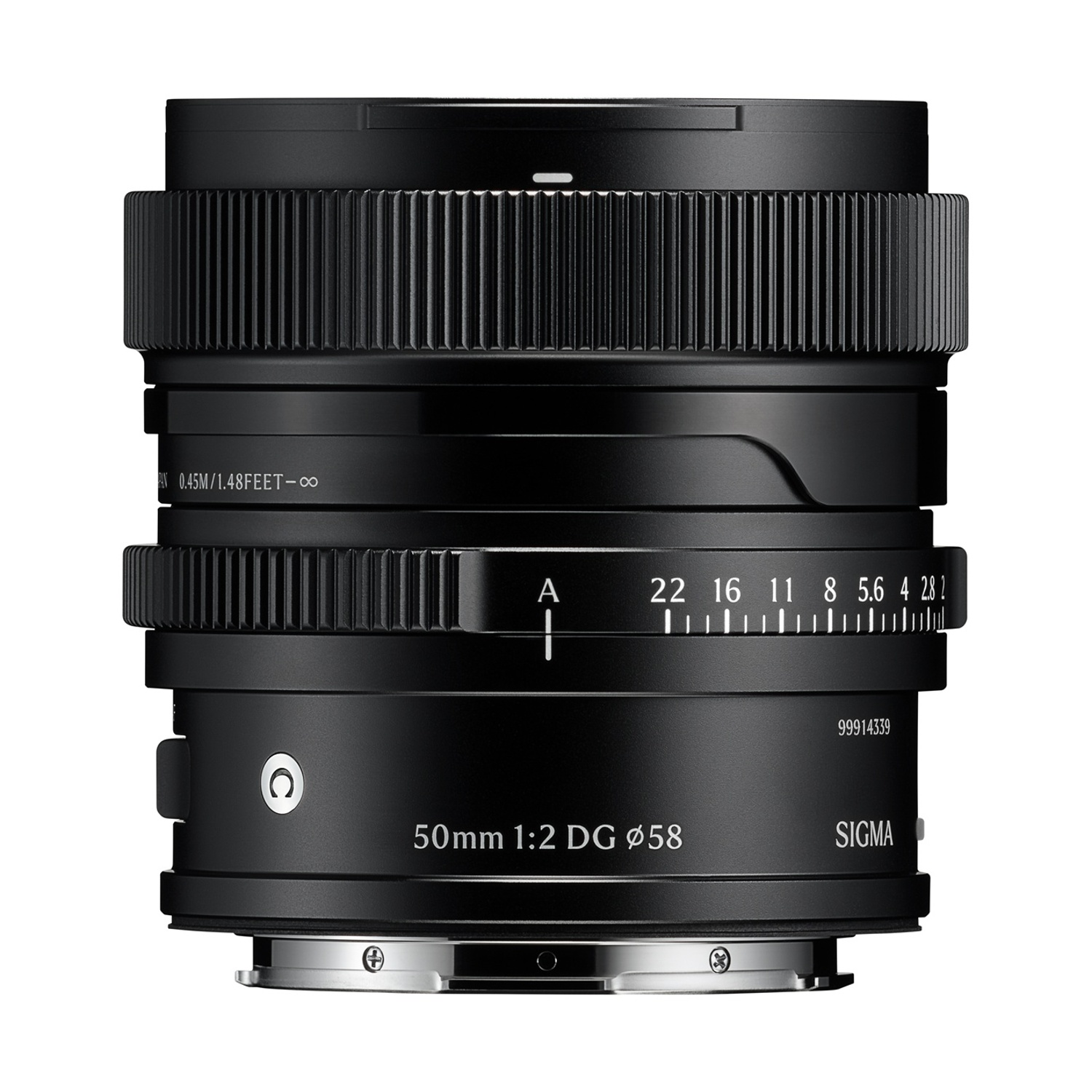 Un obiettivo Sigma 50mm 1:2 DG nero. Ha impostazioni di apertura, segni di messa a fuoco e il logo Sigma. L'obiettivo è cilindrico.