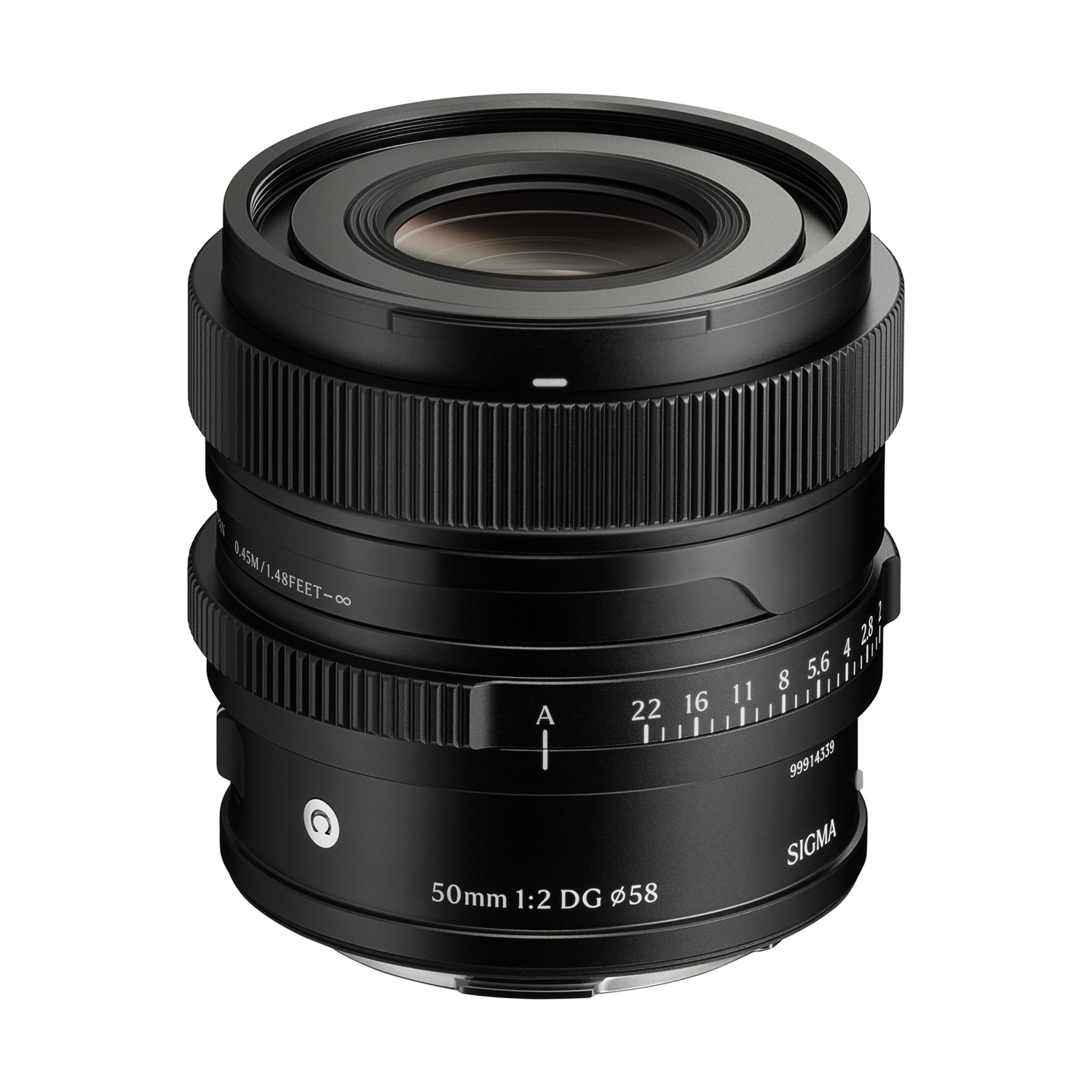 Un obiettivo Sigma 50mm f/2 DG nero. Ha ghiere di messa a fuoco e apertura, con segni. Lo sfondo è bianco.