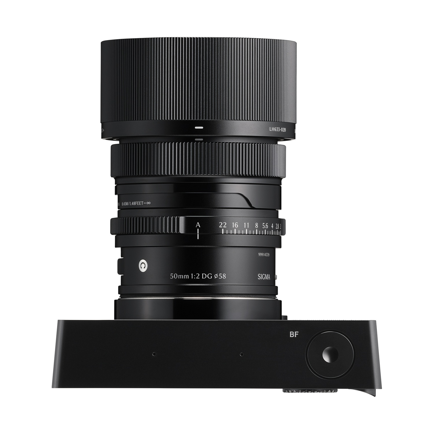 Un obiettivo per fotocamera Sigma 50mm nero è mostrato, montato su un corpo macchina nero. L'obiettivo presenta vari segni e numeri.