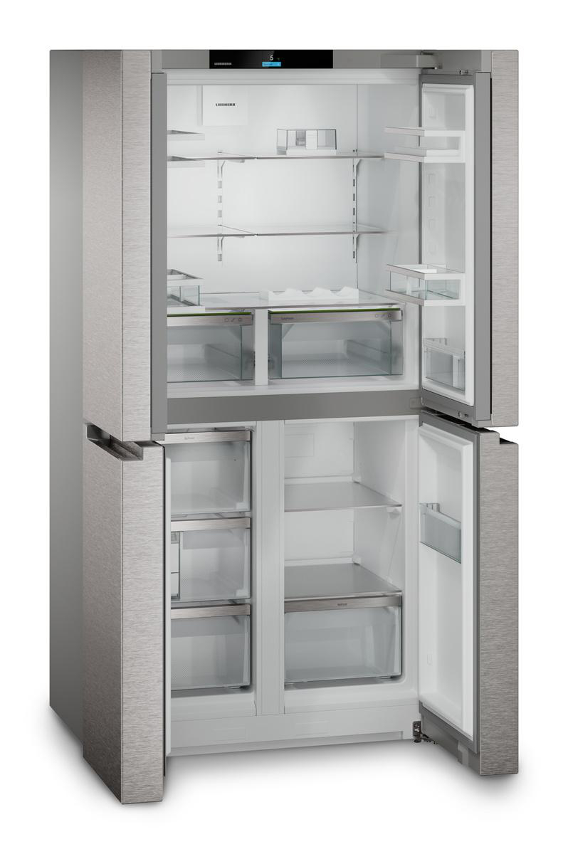 Ein Kühlschrank aus Edelstahl mit geöffneten Türen, die Regale und Schubladen freigeben. Der obere und untere Bereich sind offen.
