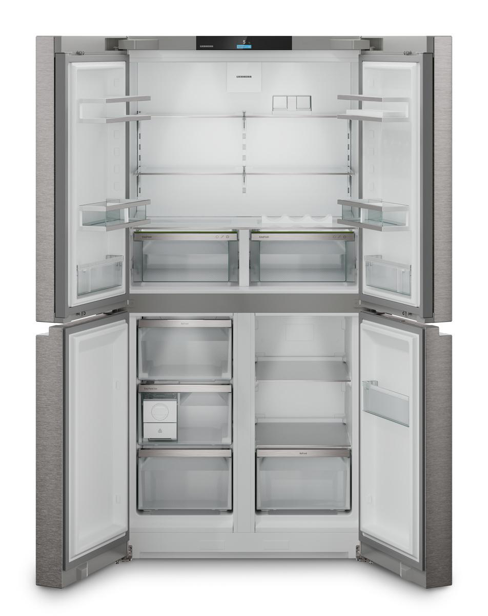 Edelstahlkühlschrank mit geöffneten Türen. Innenregale, Schubladen und Glasböden sind sichtbar. Der Markenname Liebherr ist zu sehen.