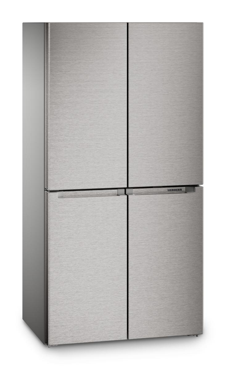 Ein Liebherr-Kühlschrank aus Edelstahl mit vier Türen. Zwei obere Türen und zwei untere Türen. Die Türen haben eine horizontale, gebürstete Metallstruktur.