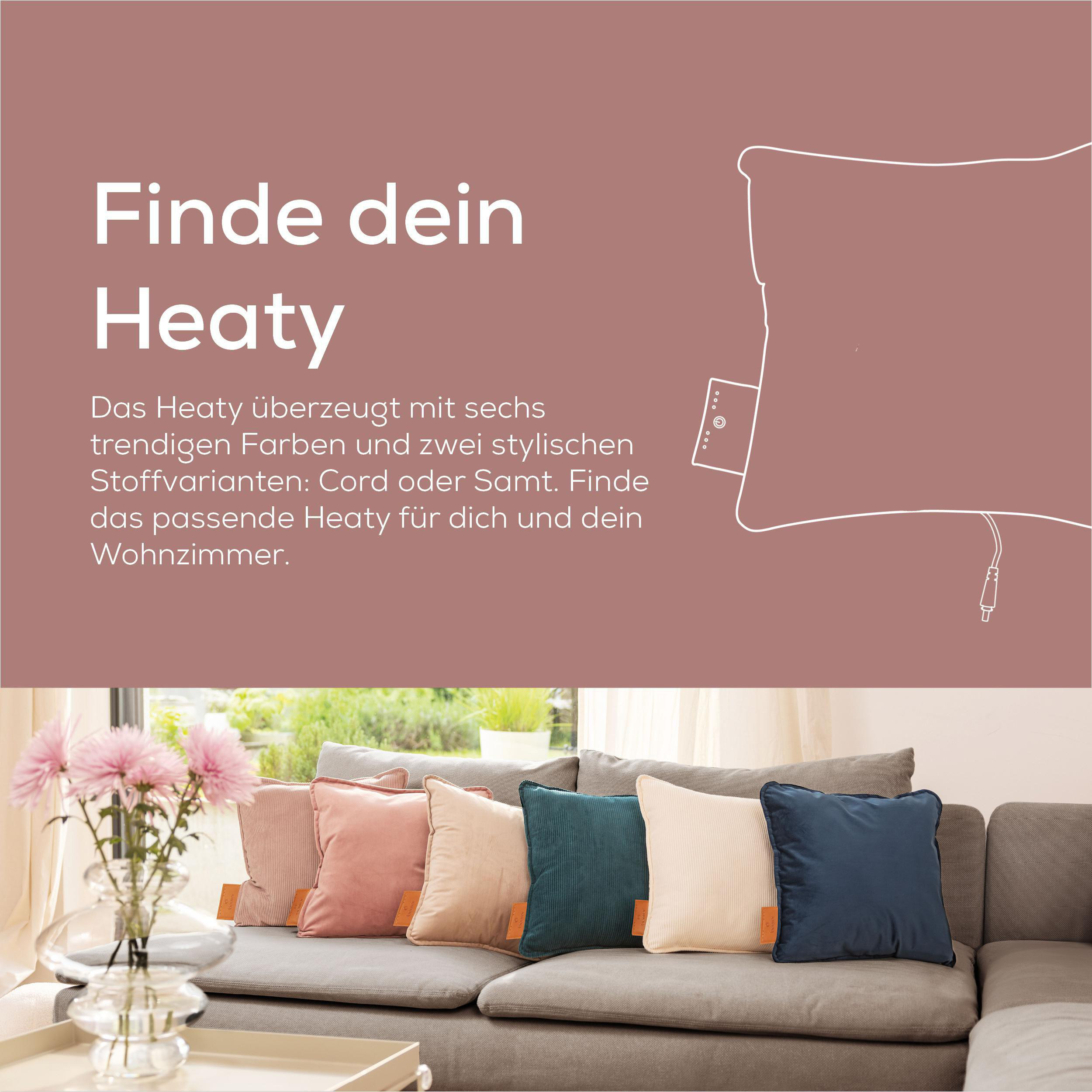 Das Bild zeigt bunte Kissen auf einem Sofa, Text-Overlay und eine Blumenvase. Der Hintergrund ist ein Fensterblick.