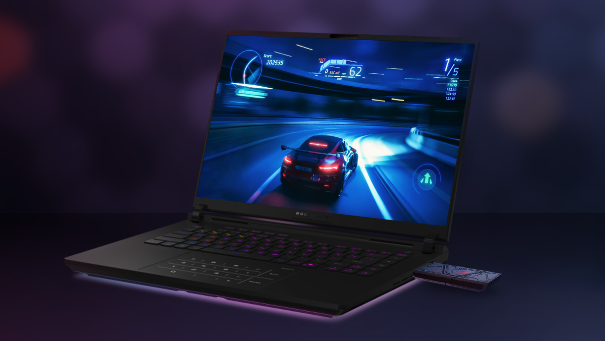 Un laptop mostra un gioco di corse. Un'auto sportiva corre su una pista. Il laptop è nero, con una tastiera luminosa.