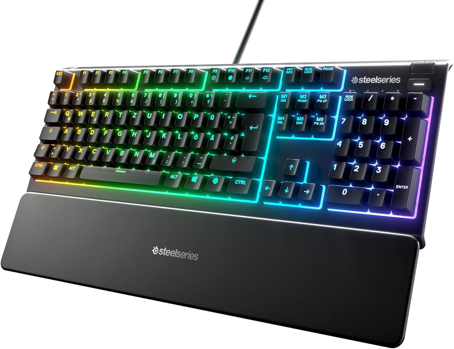 Eine schwarze SteelSeries-Tastatur mit regenbogenfarben beleuchteten Tasten. Sie hat eine Handgelenkauflage und verschiedene Funktionstasten.