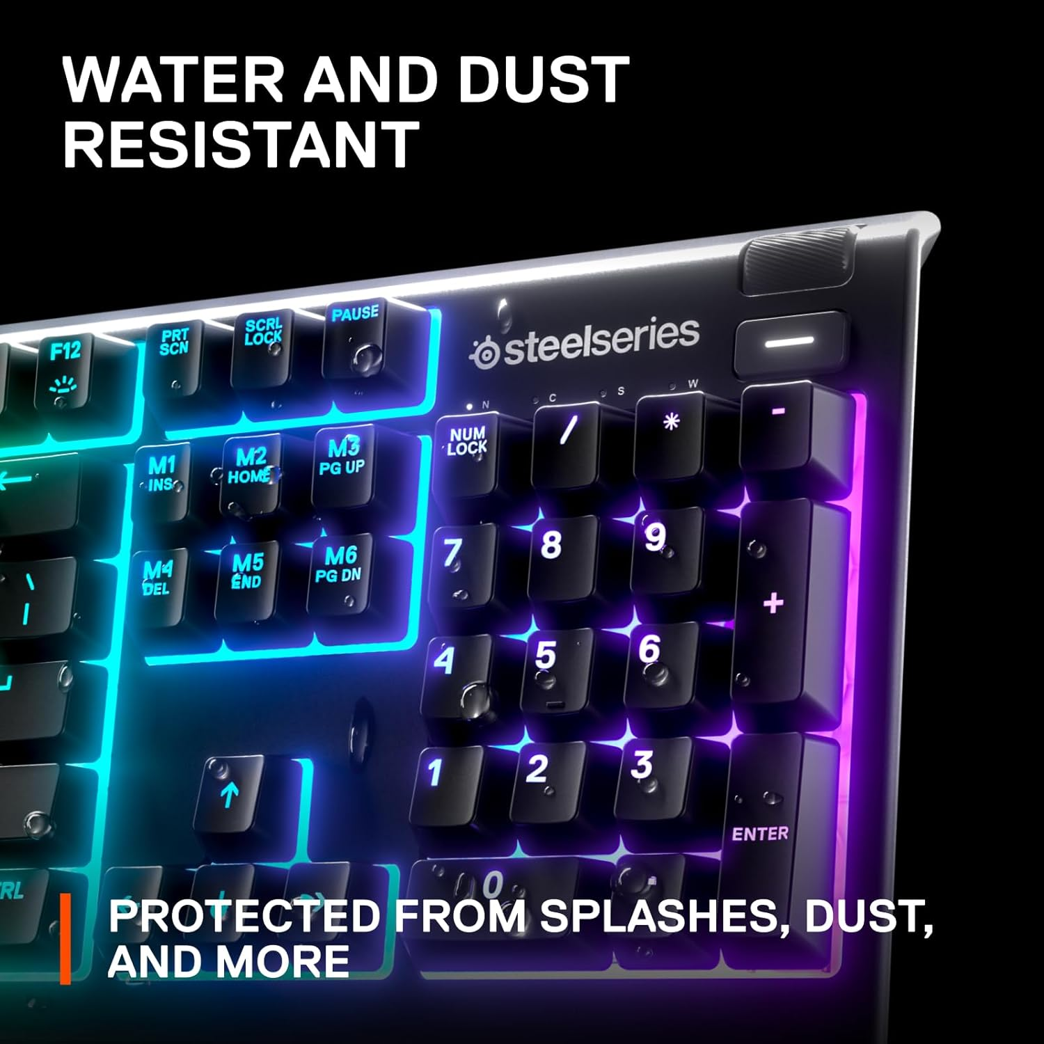 Nahaufnahme einer schwarzen Steelseries-Tastatur. Sie hat beleuchtete Tasten und wird als wasser- und staubbeständig beworben.