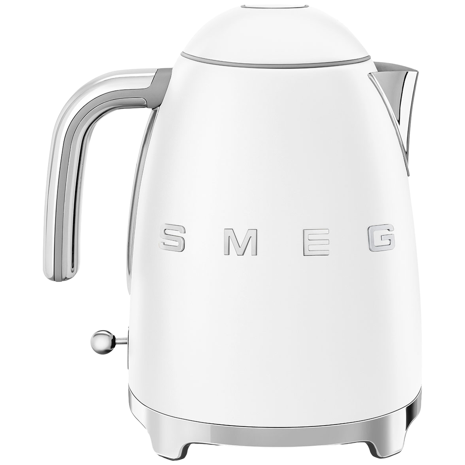 Une bouilloire électrique Smeg blanche avec poignée, bec et base chromés. Les lettres S, M, E, G sont visibles sur le devant.