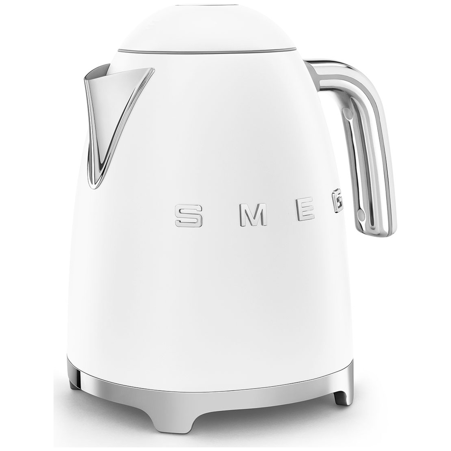 Une bouilloire électrique Smeg blanche avec une poignée, un bec et une base chromés. Le mot 'SMEG' est affiché à l'avant.