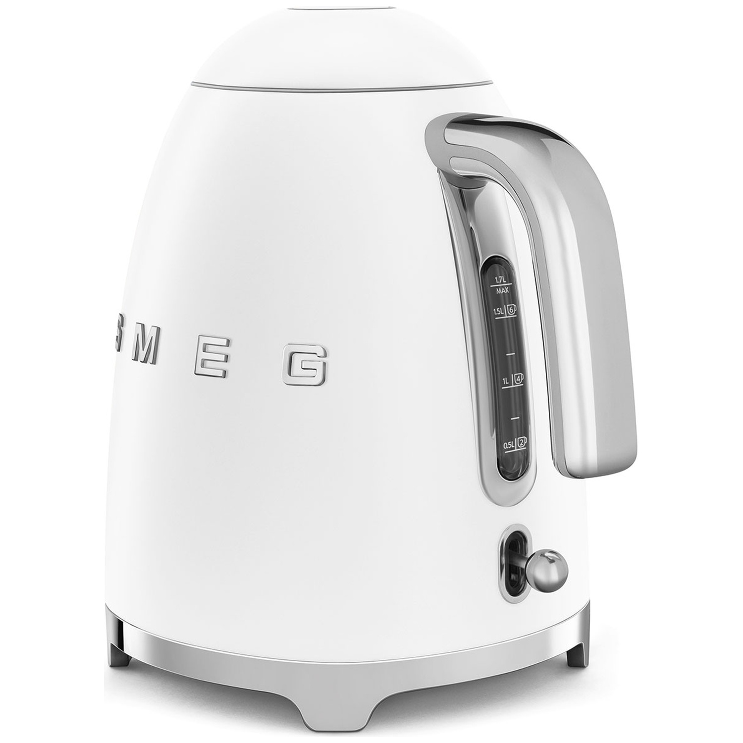 Une bouilloire Smeg blanche avec une poignée et une base argentées. Elle a un indicateur de niveau d'eau et un interrupteur chromé. Le mot 'SMEG' est visible.