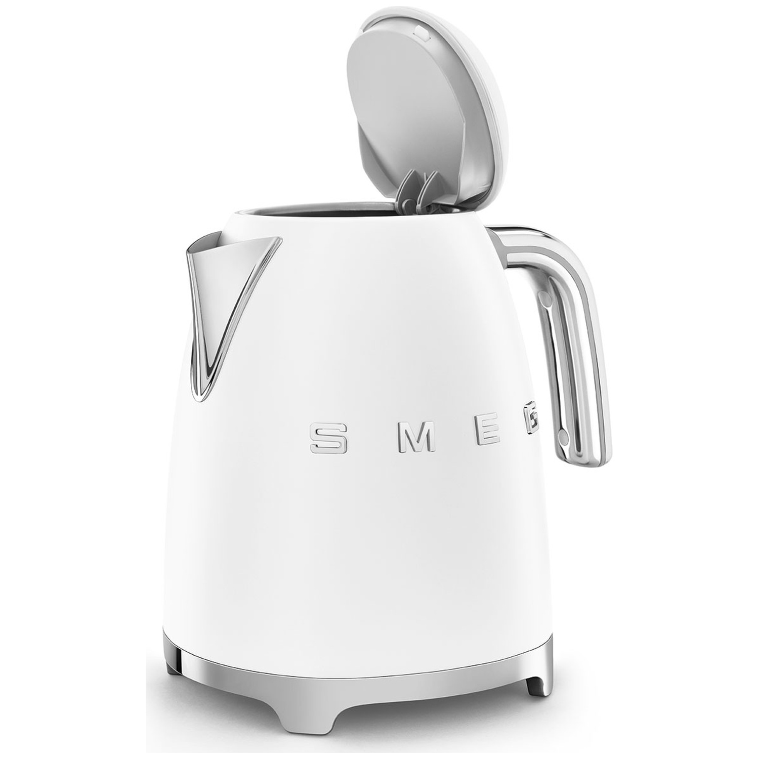 Une bouilloire Smeg blanche avec le couvercle ouvert. Elle a une poignée, un bec et une base argentés. Le mot SMEG est visible.