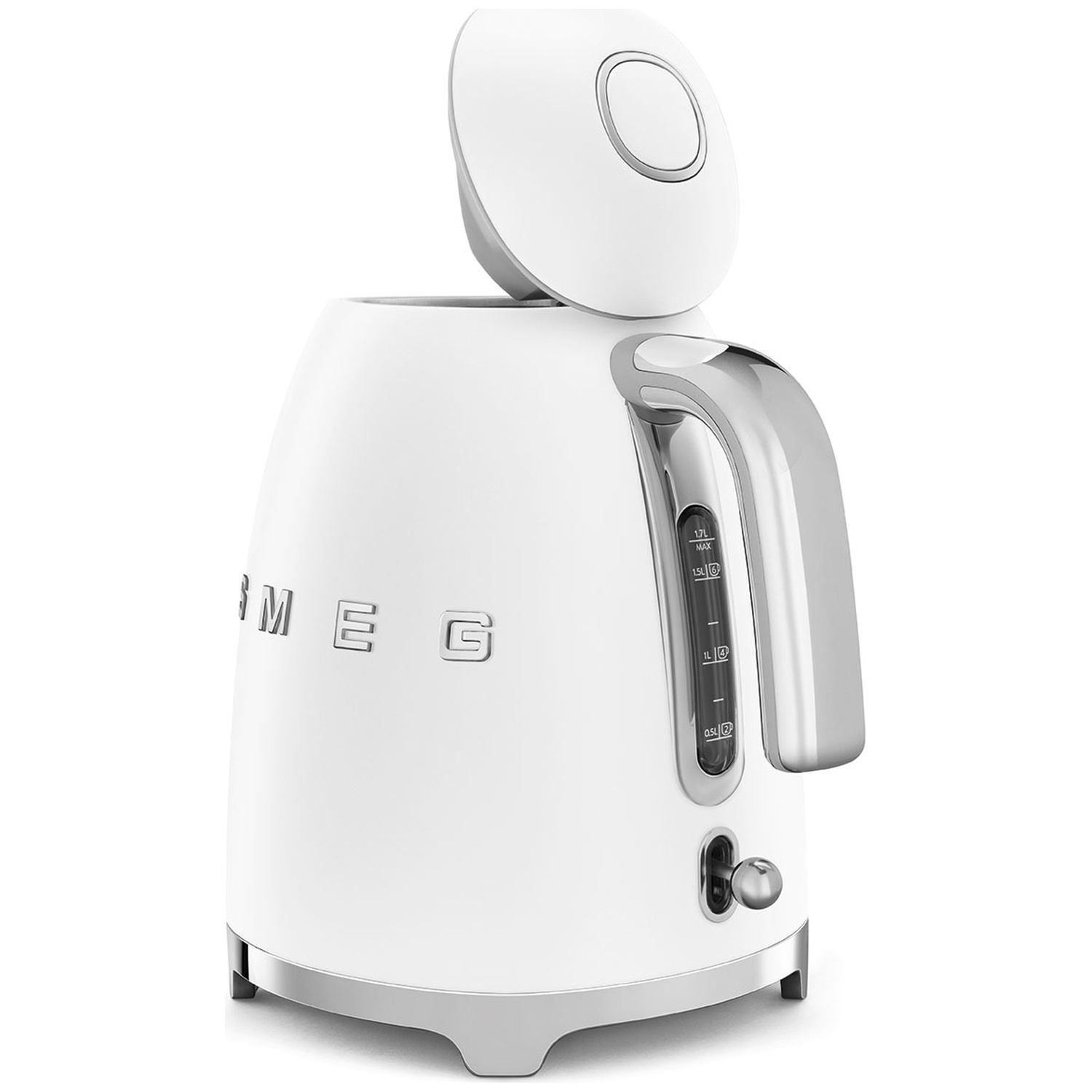 Une bouilloire Smeg blanche avec son couvercle ouvert. Elle a une poignée et une base argentées. Le niveau d'eau est visible.