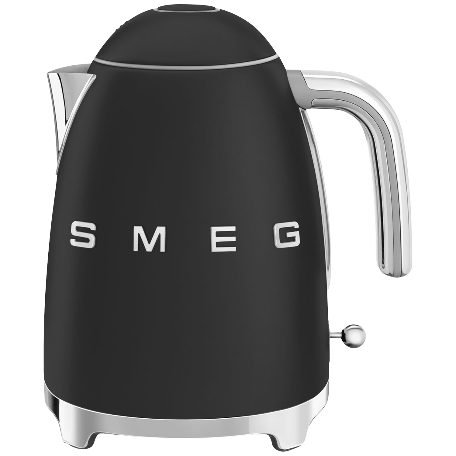 Une bouilloire SMEG noire avec des accents argentés. Elle a une poignée et une base. Le nom de la marque est affiché en blanc à l'avant.