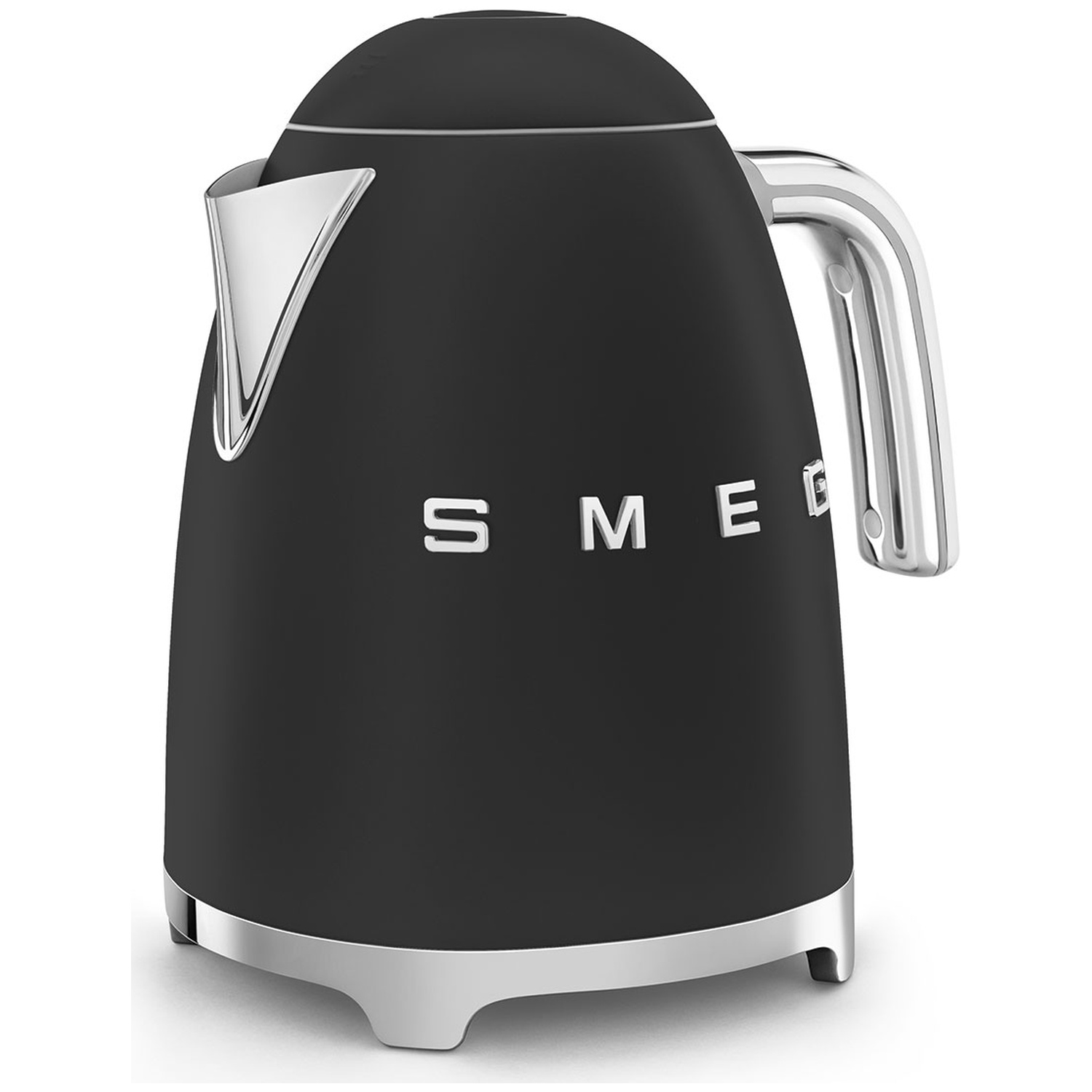 Une bouilloire Smeg noire avec des détails et une poignée argentés. La bouilloire est sur fond blanc. Le mot 'SMEG' est visible à l'avant.