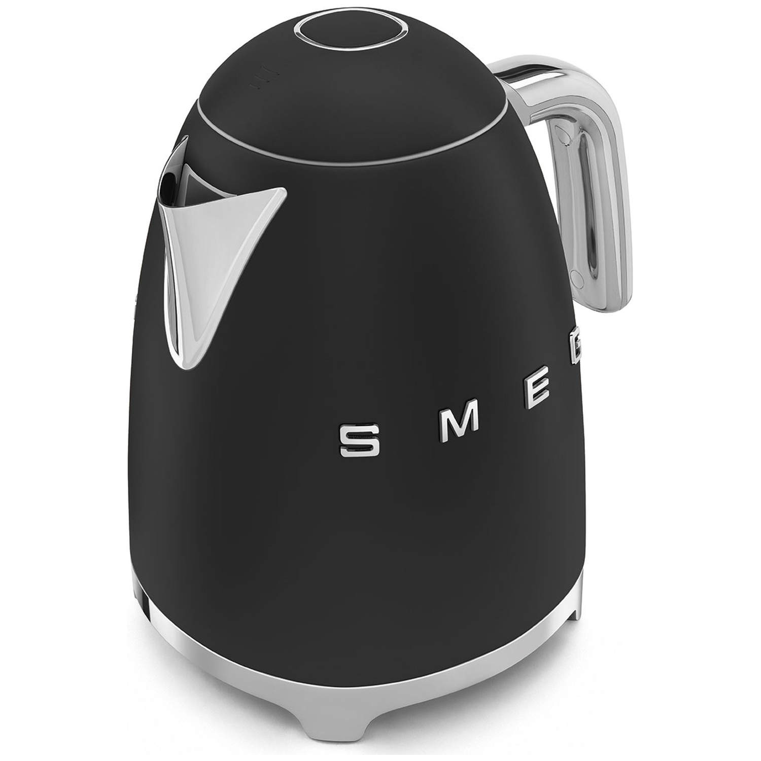 Une bouilloire SMEG noire avec des accents chromés, dont la poignée et le bec. La bouilloire est sur une surface blanche.