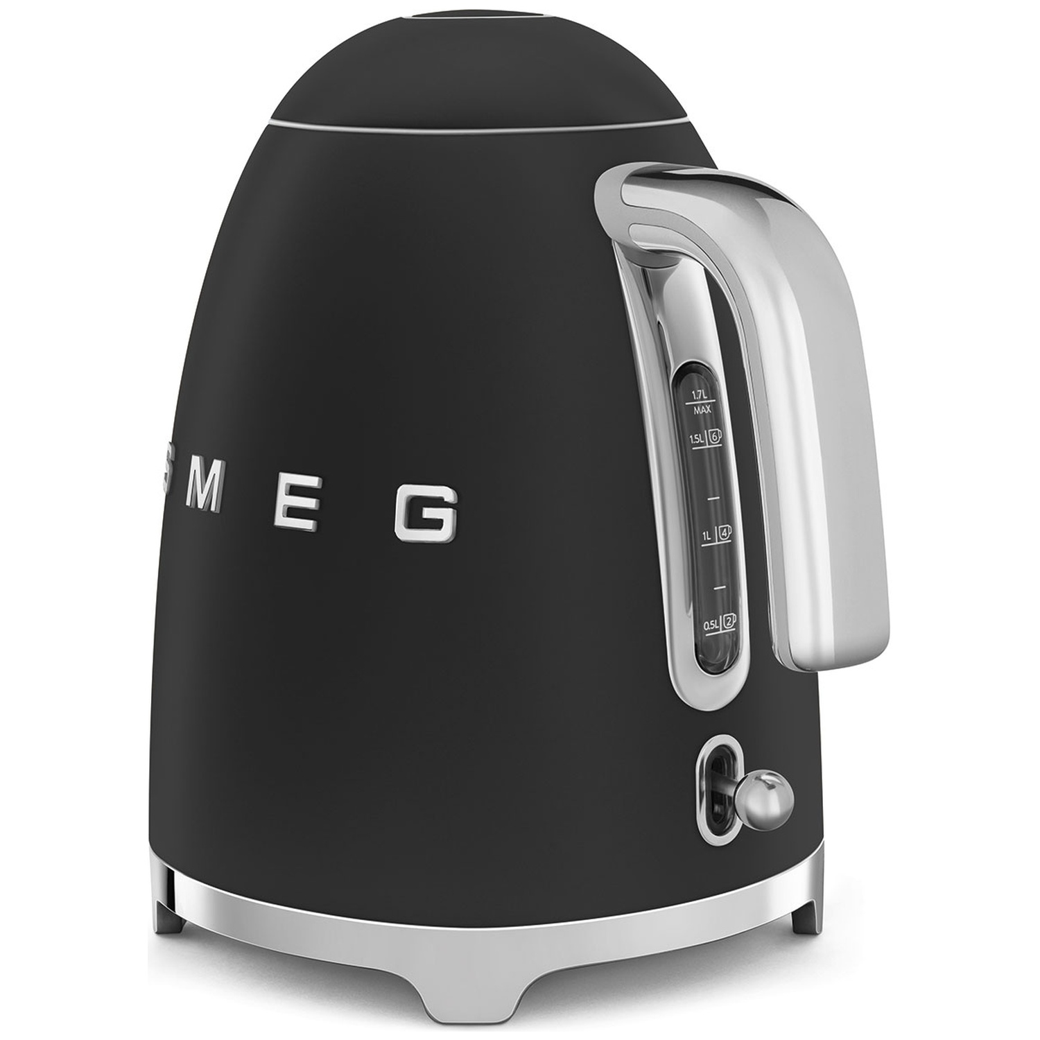 Une bouilloire Smeg noire avec des accents argentés. Elle possède une poignée incurvée, un indicateur de niveau d'eau et une base chromée.