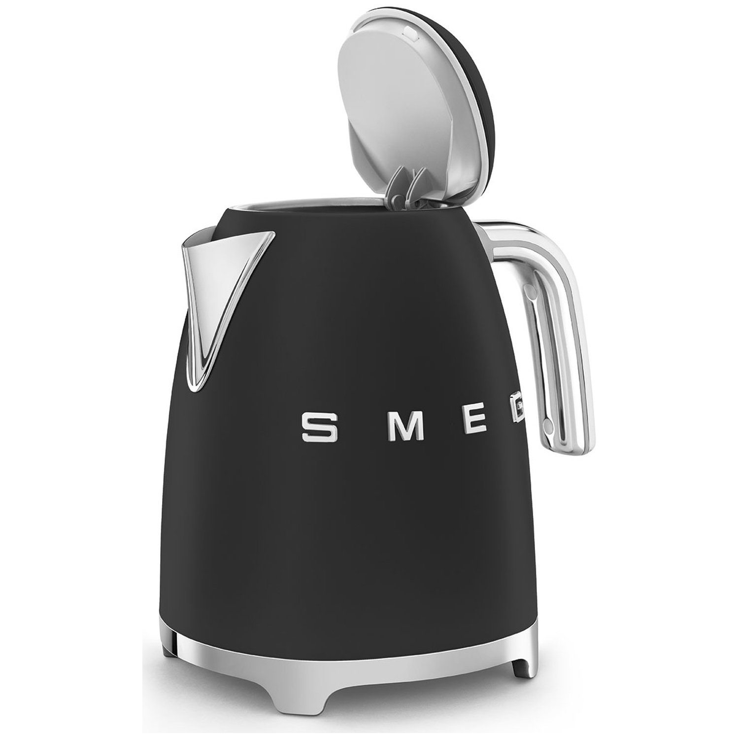 Une bouilloire Smeg noire avec une poignée et une base chromées, le couvercle est ouvert. Le nom de la marque est visible. Le fond est blanc.