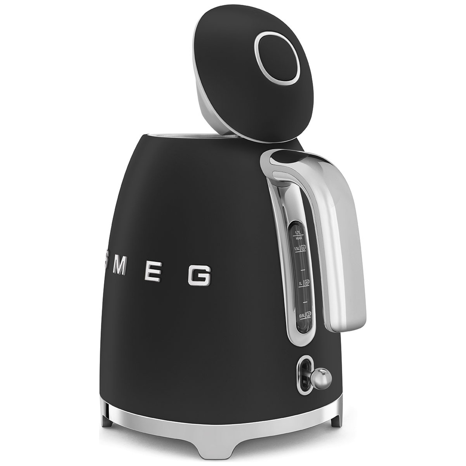 Bouilloire SMEG noire avec poignée et base argentées, couvercle ouvert. Elle a un indicateur de niveau d'eau et un bouton marche/arrêt.