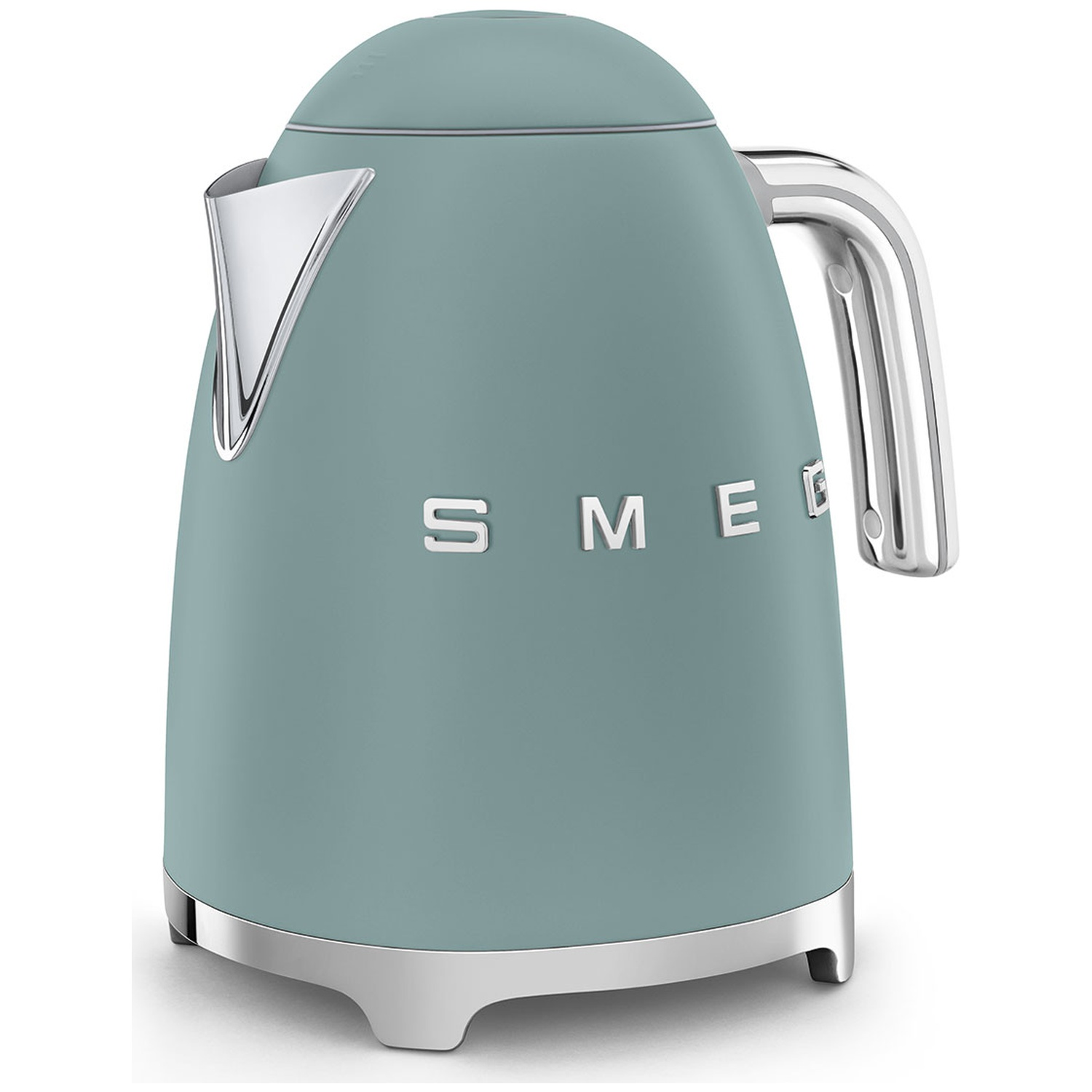 Une bouilloire Smeg turquoise avec des accents chromés. Elle a un corps arrondi, une poignée et le nom de la marque en lettres blanches. Base argentée.