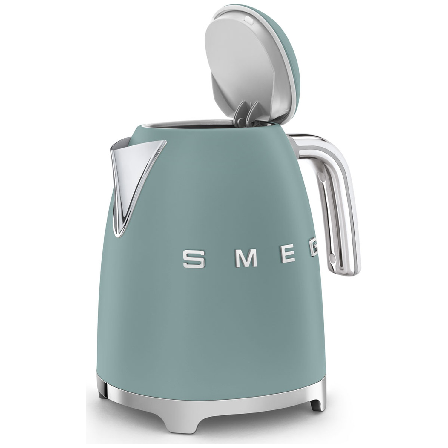 Une bouilloire Smeg turquoise avec un couvercle ouvert. Elle a une poignée et une base chromées. Le mot SMEG est sur le devant.