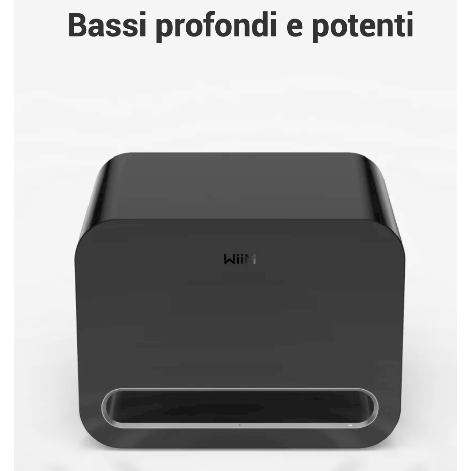 Un dispositivo nero rettangolare con bordi arrotondati. La parola 'Wiim' è visibile. Il testo in alto dice 'Bassi profondi e potenti'.